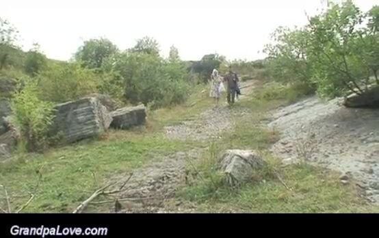 Cháu gái đi du lịch cùng ông bà ngoại rồi loạn luân tập thể